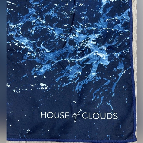 HOUSE OF CLOUDS SAND-FREE MICROFIBER BEACH TOWEL - Picture 3 of 6